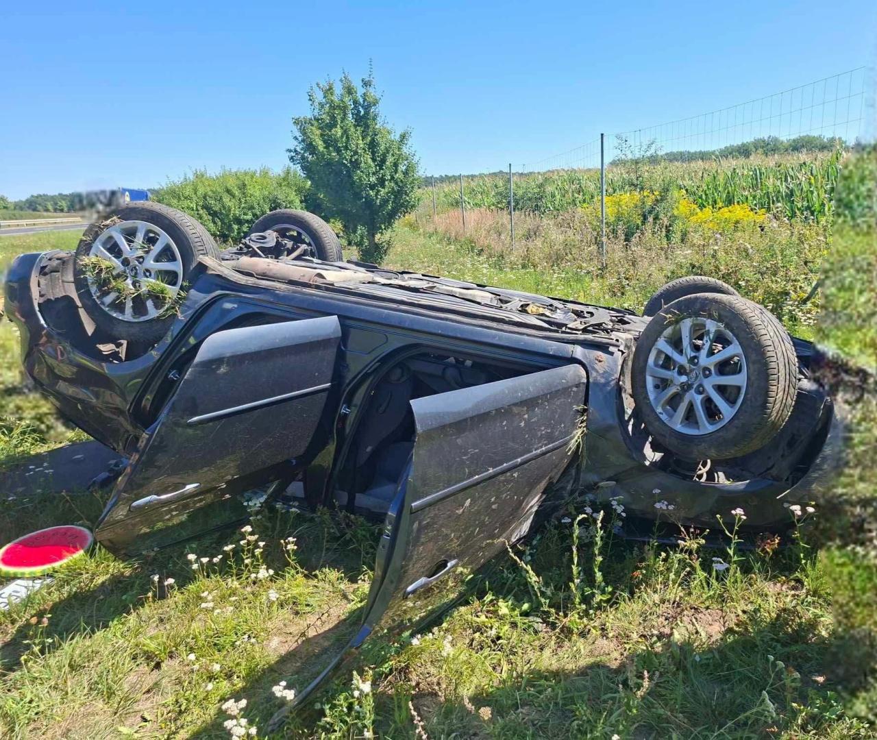 Dachowanie samochodu na drodze ekspresowej