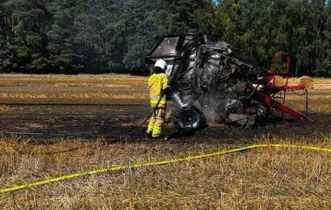Pożar maszyny rolniczej na polu w regionie