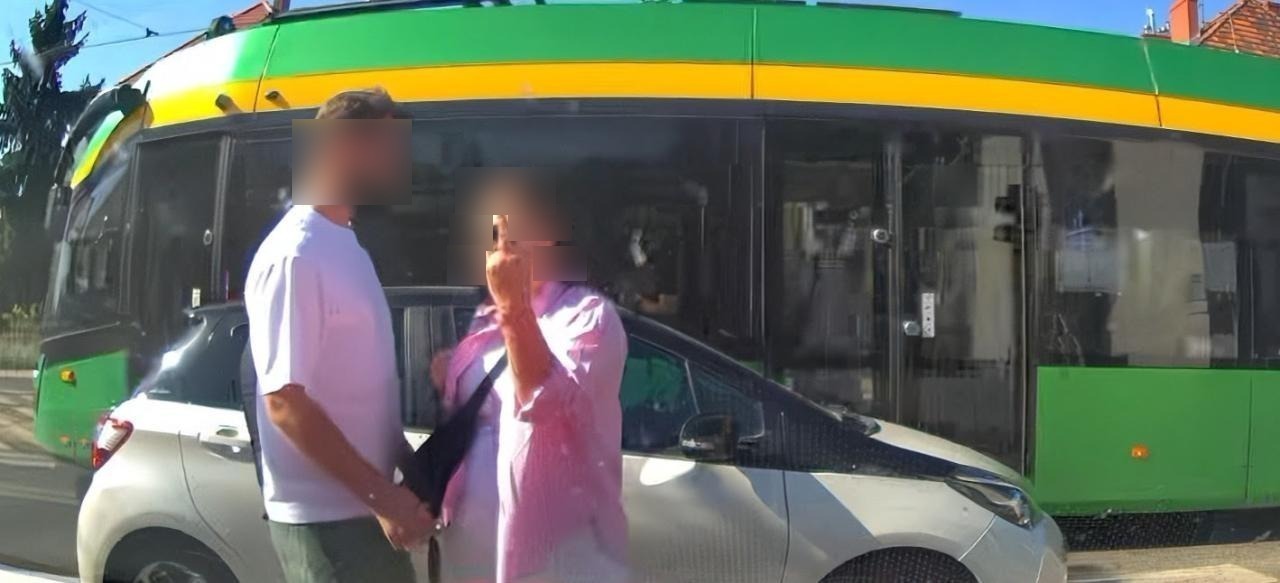 Mieszkaniec próbował wyjechać samochodem, ale drogę zastawili mu uczestnicy festiwalu. Pokazali mu środkowy palec, gdy zwrócił im uwagę