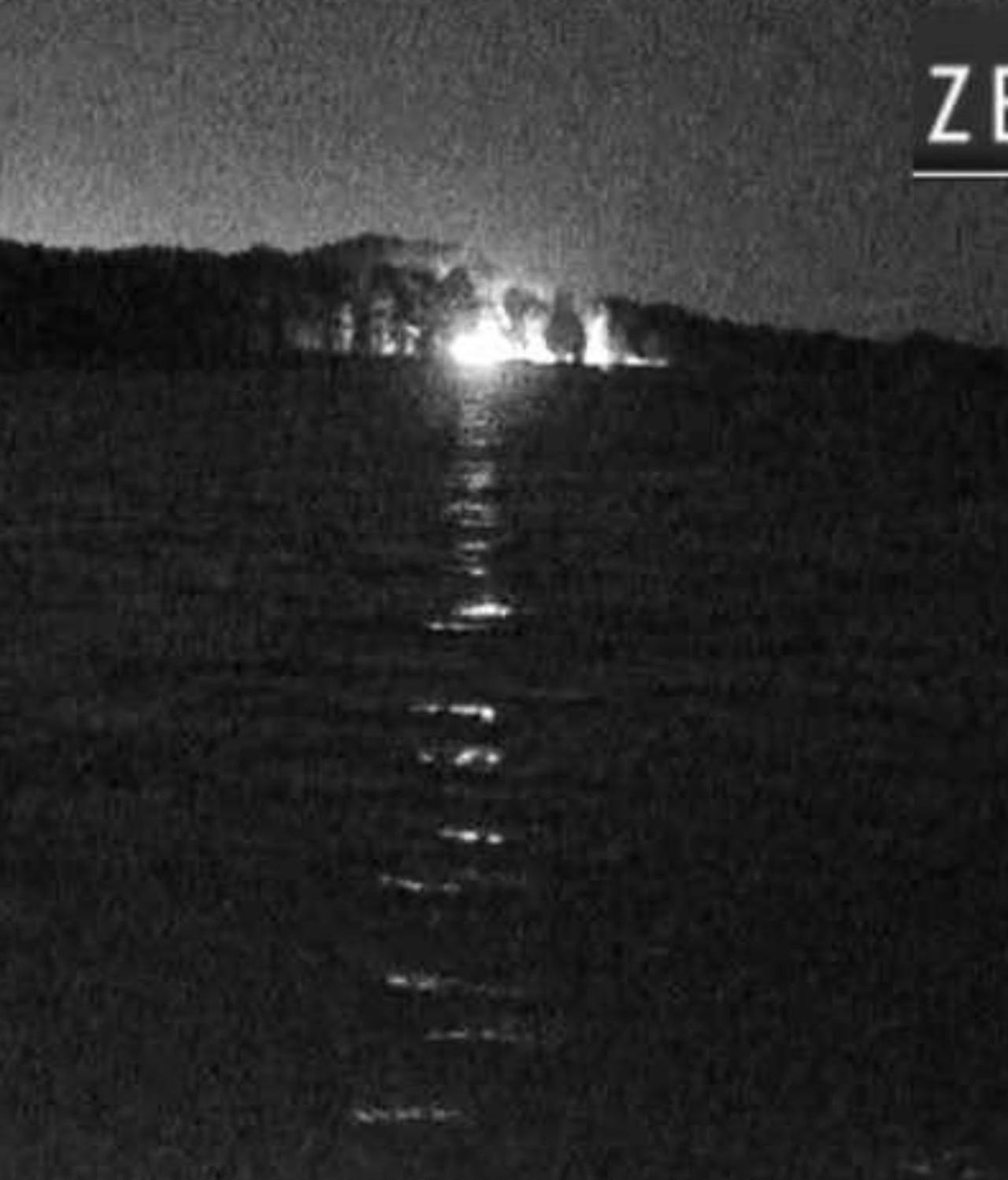 Nocna akcja straży pożarnej nad jeziorem. Paliło się drzewo