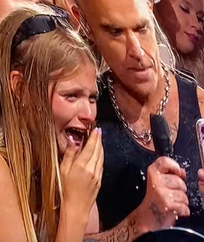 Wzruszająca chwila podczas koncertu Robbiego Williamsa. Zszedł ze sceny do dziewczyny, która trzymała napis "Moja mama kocha Cię, Robbie"