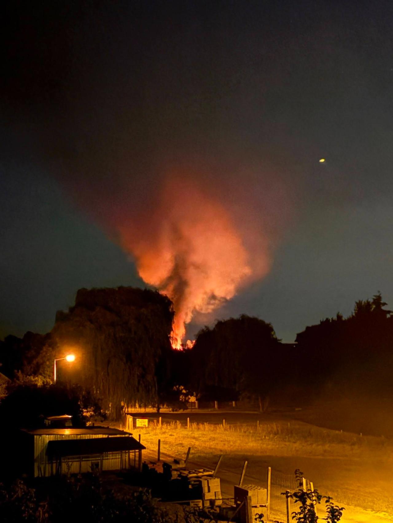 Nocny pożar domu i altany. Na miejsce przybyło pogotowie energetyczne