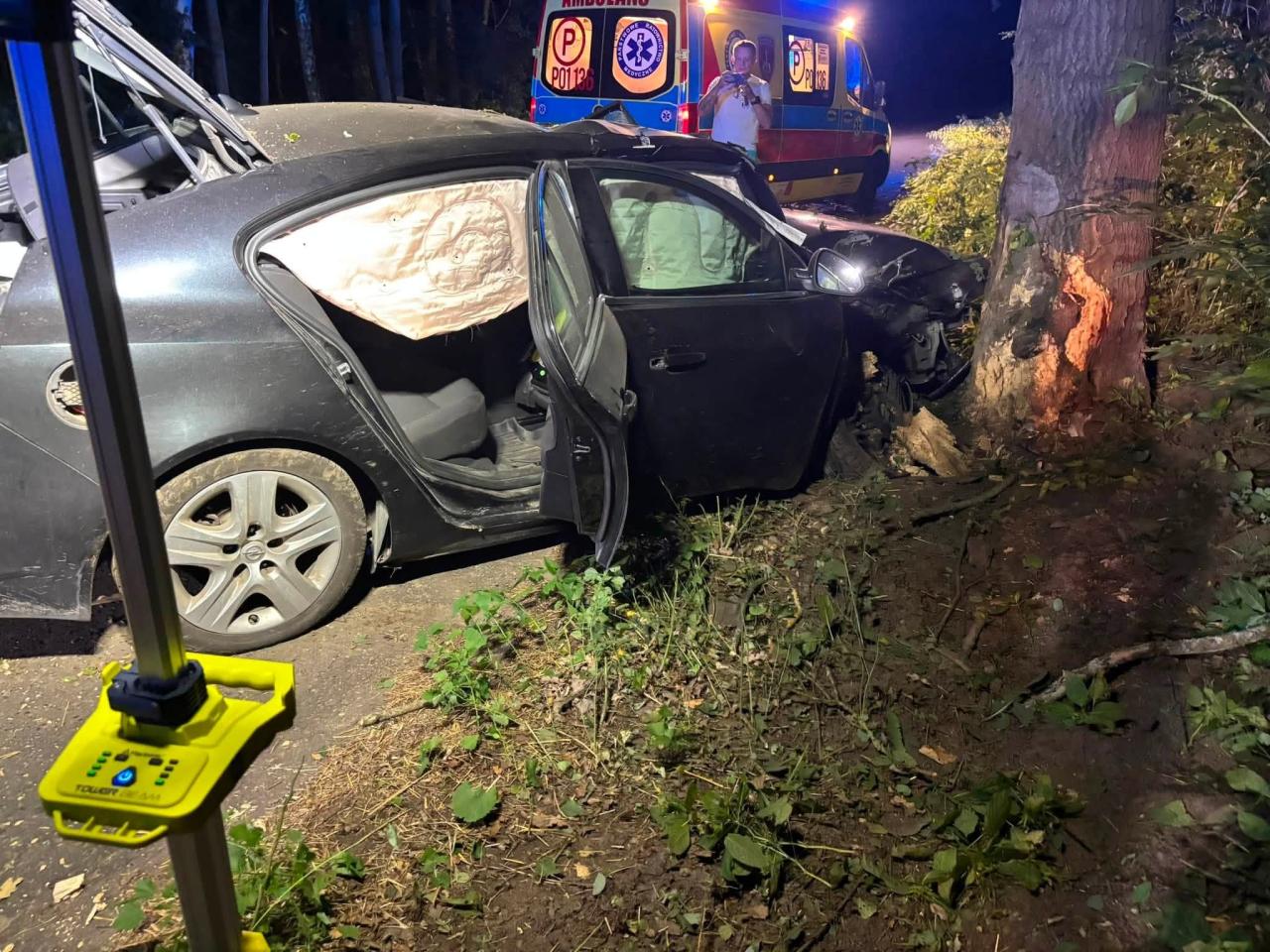 Wypadek w powiecie poznańskim. Kierowca samochodu uderzył pojazdem w drzewo