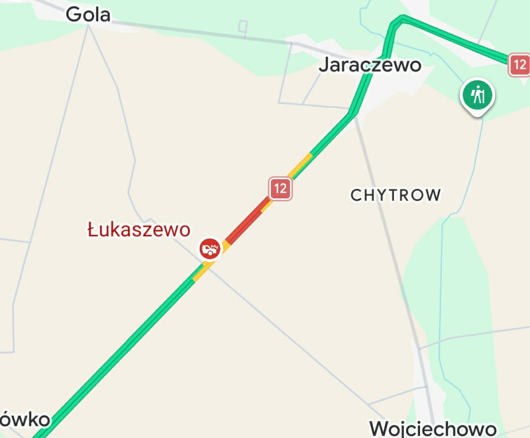 Utrudnienia na DK12. Samochód dachował. Jezdnia całkowicie zablokowana