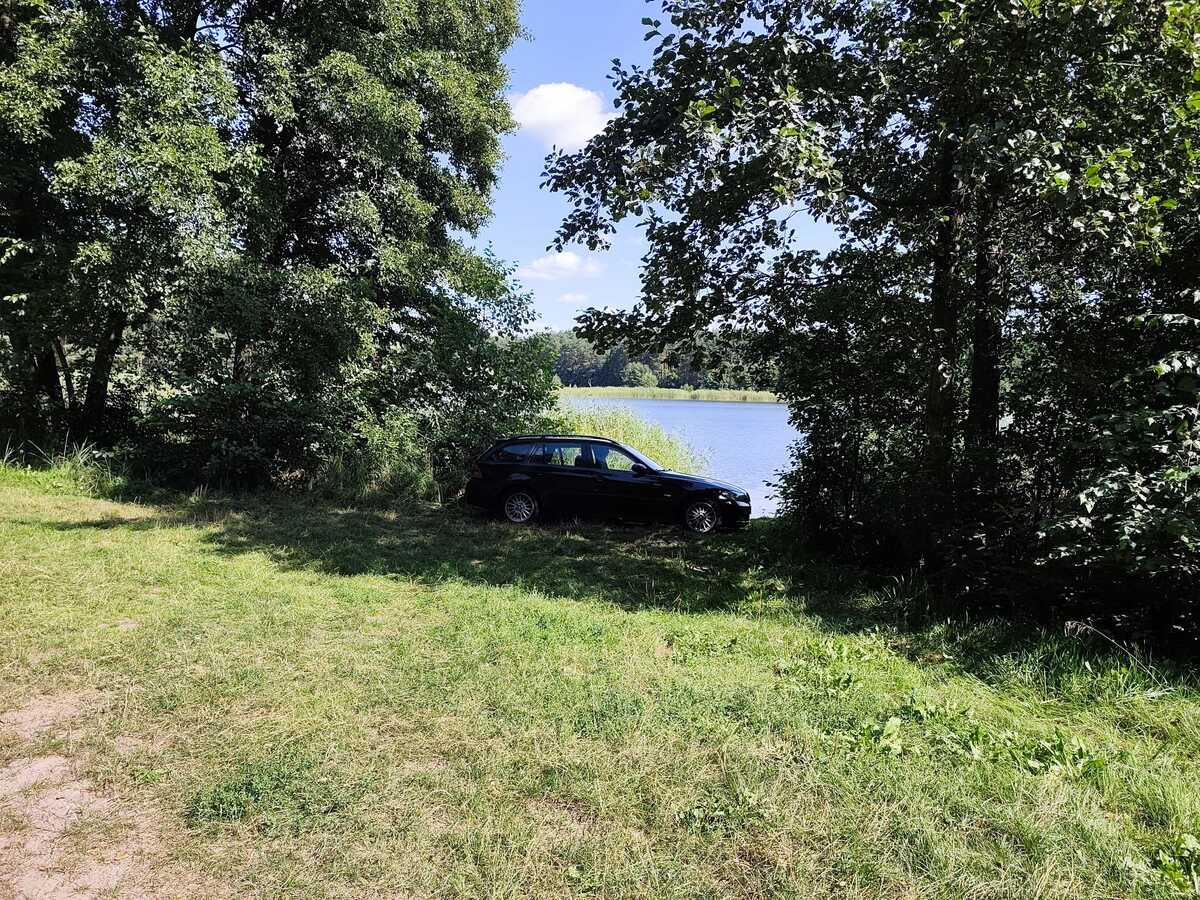 Policjanci odzyskali przywłaszczone BMW. Spał w nim mężczyzna