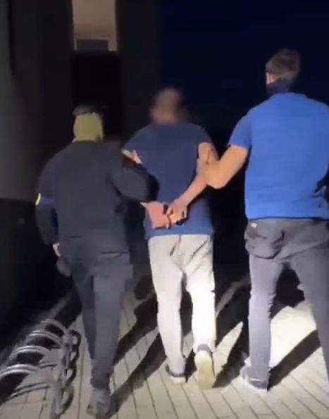 Zatrzymany po obławie pod Poznaniem mężczyzna przyznał się do winy. "Wyjaśnił, iż zrobił to z miłości"