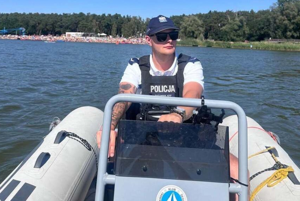 Pływali w jeziorze po spożyciu alkoholu. Zostali ukarani mandatem