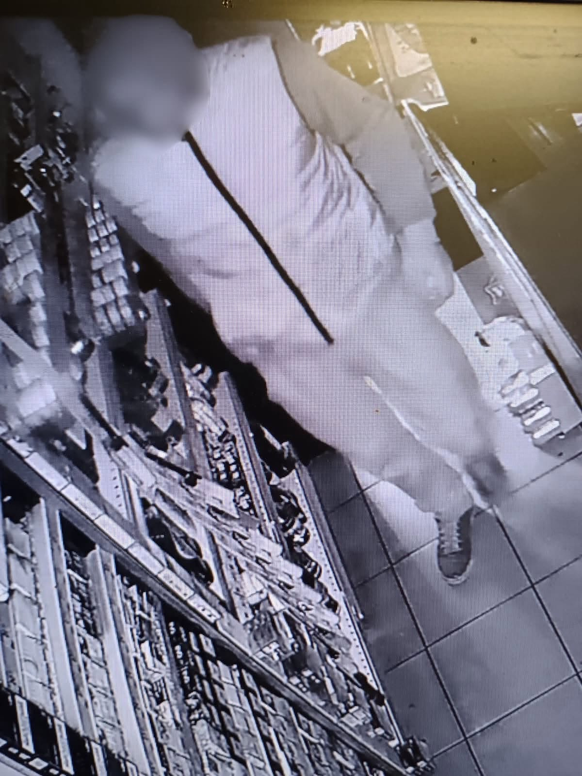 Włamanie do sklepu w regionie. Właściciel widział, jak mężczyzna wychodzi przez otwór w drzwiach