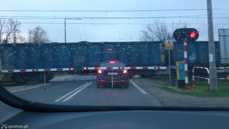 Na przejeździe kolejowym na ulicy Morasko regularnie dochodzi do niebezpiecznych sytuacji | fot. czytelnik