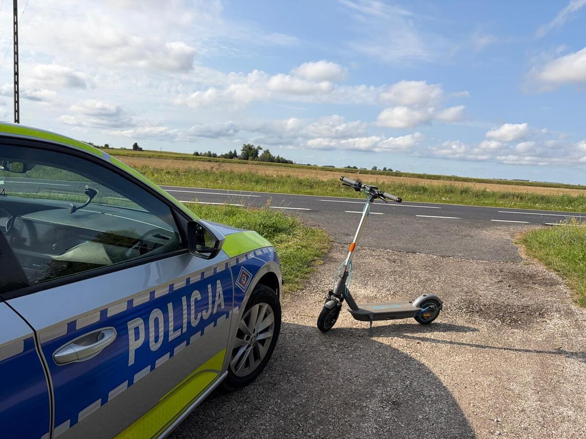 15-latek jechał hulajnogą bez kasku po jezdni, gdzie samochody pędziły 90km/h. Matka miała pretensje do policjantów
