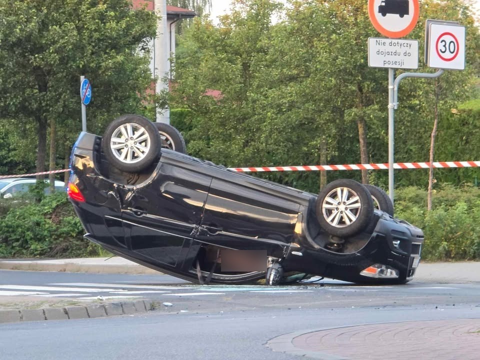 Poważny wypadek w Poznaniu. Samochód dachował na rondzie