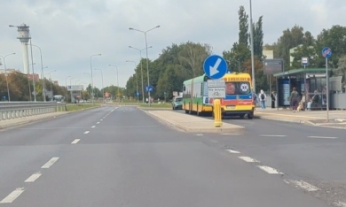 Akcja służb na Szymanowskiego. Trzy osoby poszkodowane po gwałtownym hamowaniu autobusu