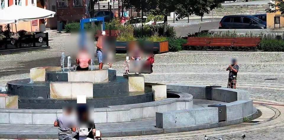 Dwóch mieszkańców naszego regionu szukało ochłody w fontannie. Interwencja zakończyła się awanturą