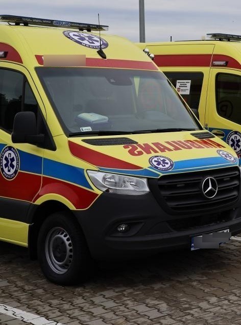Sąsiedzi zauważyli, iż mężczyzna ma zapchaną skrzynkę na listy i nie wychodzi od dłuższego czasu. Znaleziono go martwego w mieszkaniu