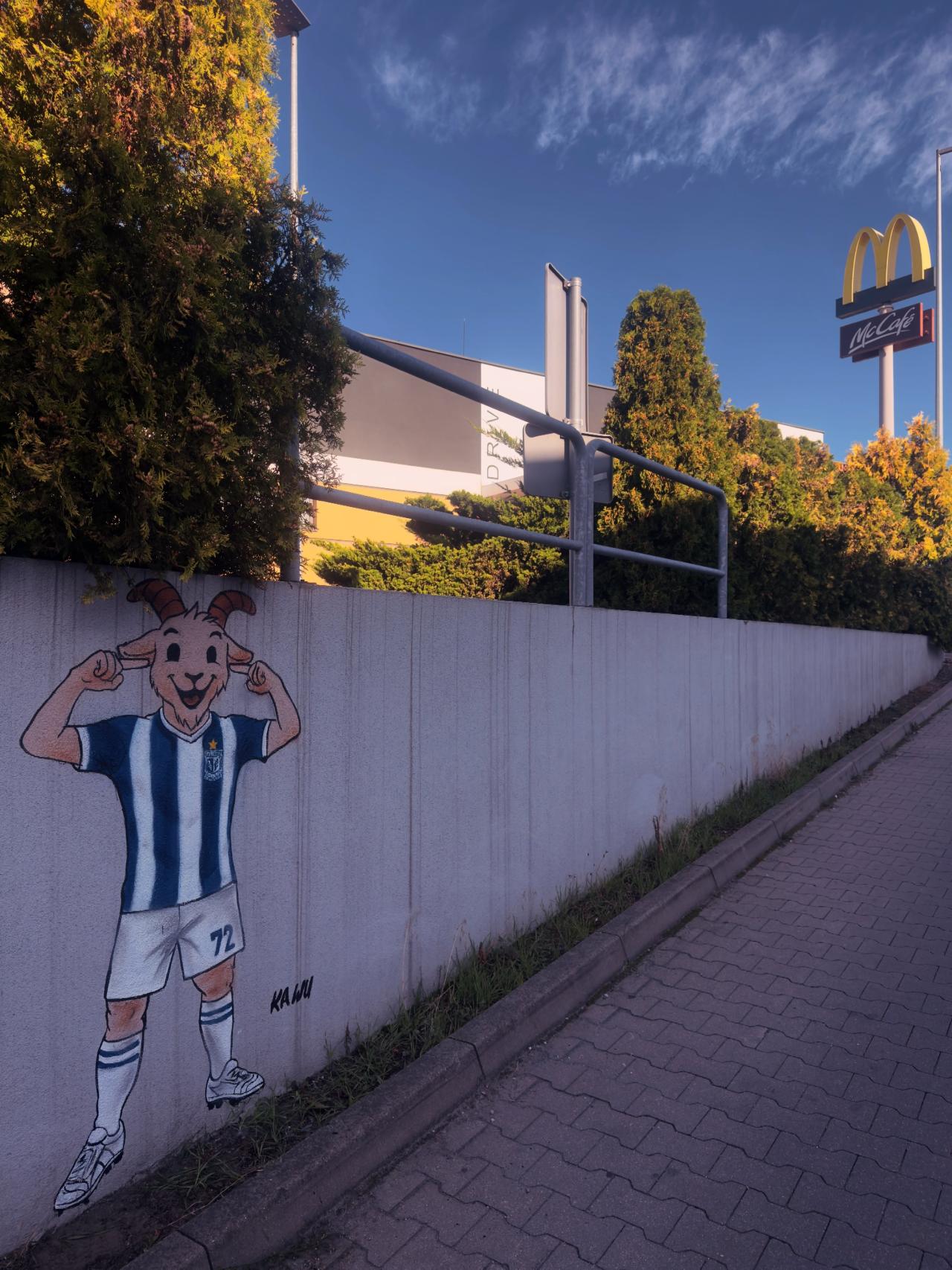 Kawu wymalował dwa nowe koziołki w barwach Lecha. Jeden pojawił się pod McDonald's w Luboniu, drugi na osiedlu, na którym artysta wychował się