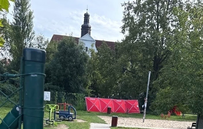 Komorniki: ciało mężczyzny częściowo znajdowało się pod wodą