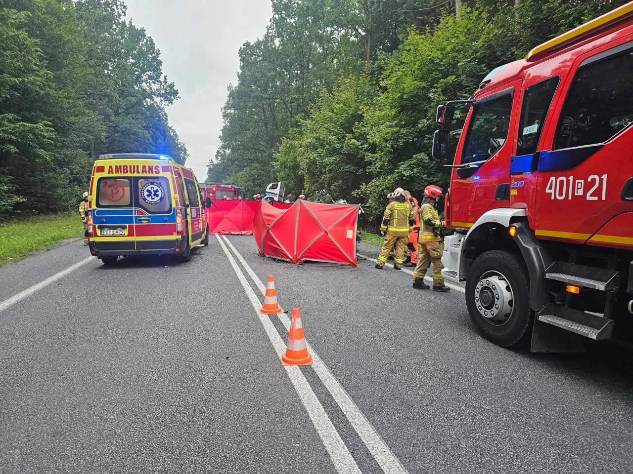 Tragedia na drodze w regionie. Samochód osobowy zderzył się busem