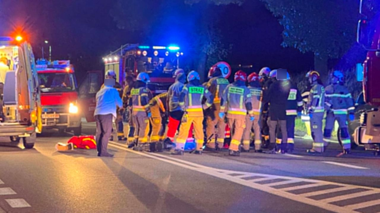Poważny wypadek na drodze krajowej w regionie. Nastolatek na hulajnodze został potrącony przez samochód