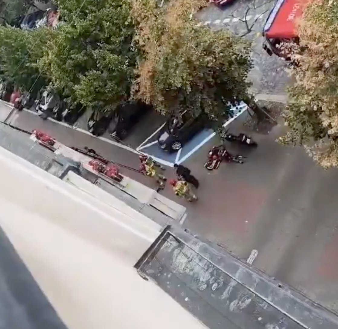 Nieprzytomny mężczyzna znaleziony na chodniku w centrum Poznania. Wypadł z drugiego piętra