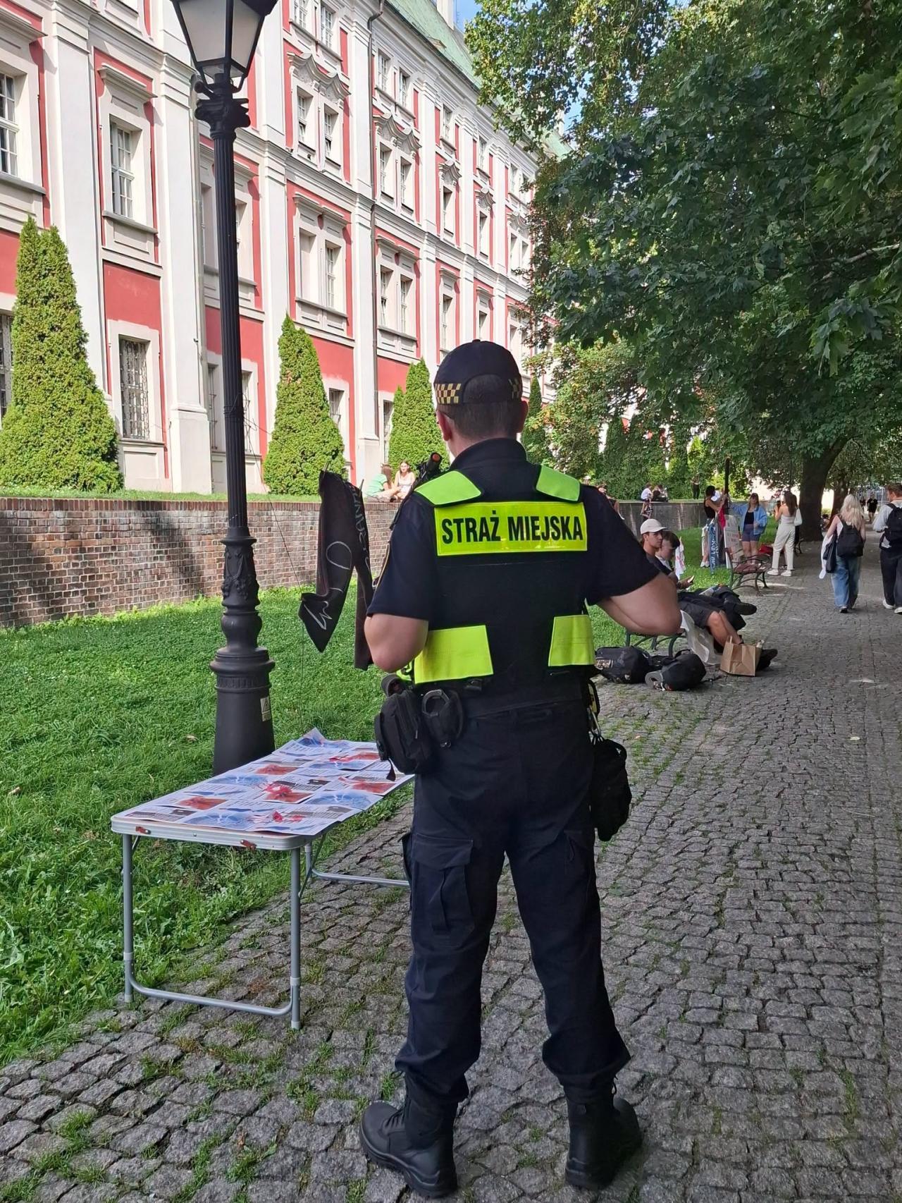 W poznańskim parku rozwieszono... sznurek z praniem. Interweniowali strażnicy miejscy