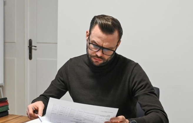 Ktoś celowo przeciął opony w aucie wiceprezydenta Poznania. Do incydentu doszło dwa razy w przeciągu jednego miesiąca
