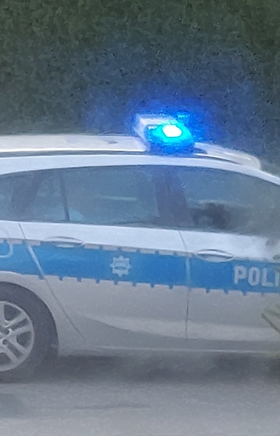 Jechał samochodem "od prawej do lewej". Świadek zdarzenia powiadomił policję