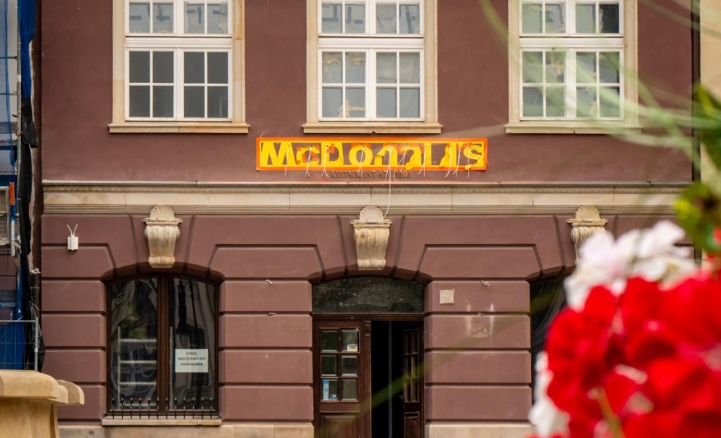Kontrowersje wokół powstającego na Starym Rynku McDonalds'a. Lokalny społecznik nazwał go "darmową toaletą"