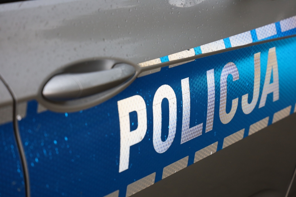 Ubrani na czarno mężczyźni siedzieli w zaroślach i z ukrycia obserwowali domy. Policja wydała apel