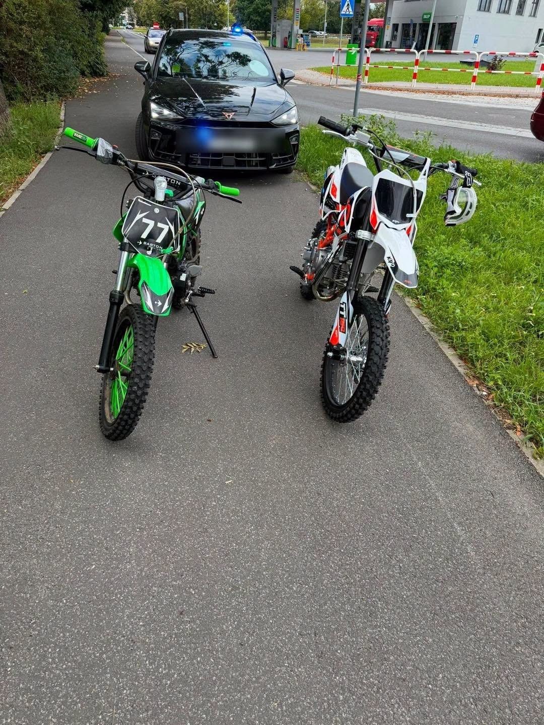 Dwóch nastolatków bez uprawnień na niezarejestrowanych motocyklach. Jeden nie miał też kasku