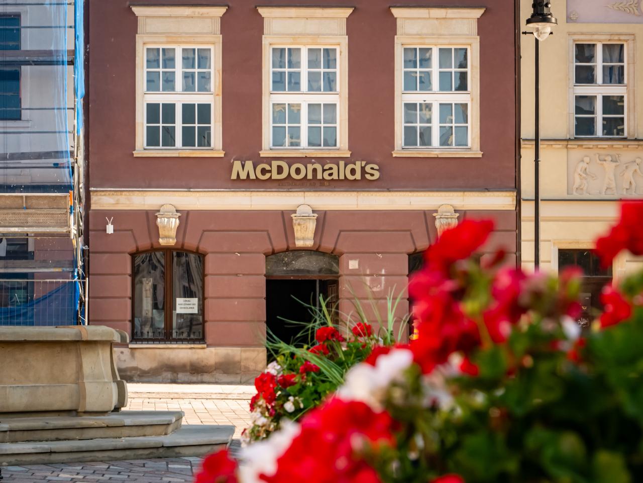 Jest szyld "złotych łuków" na Starym Rynku