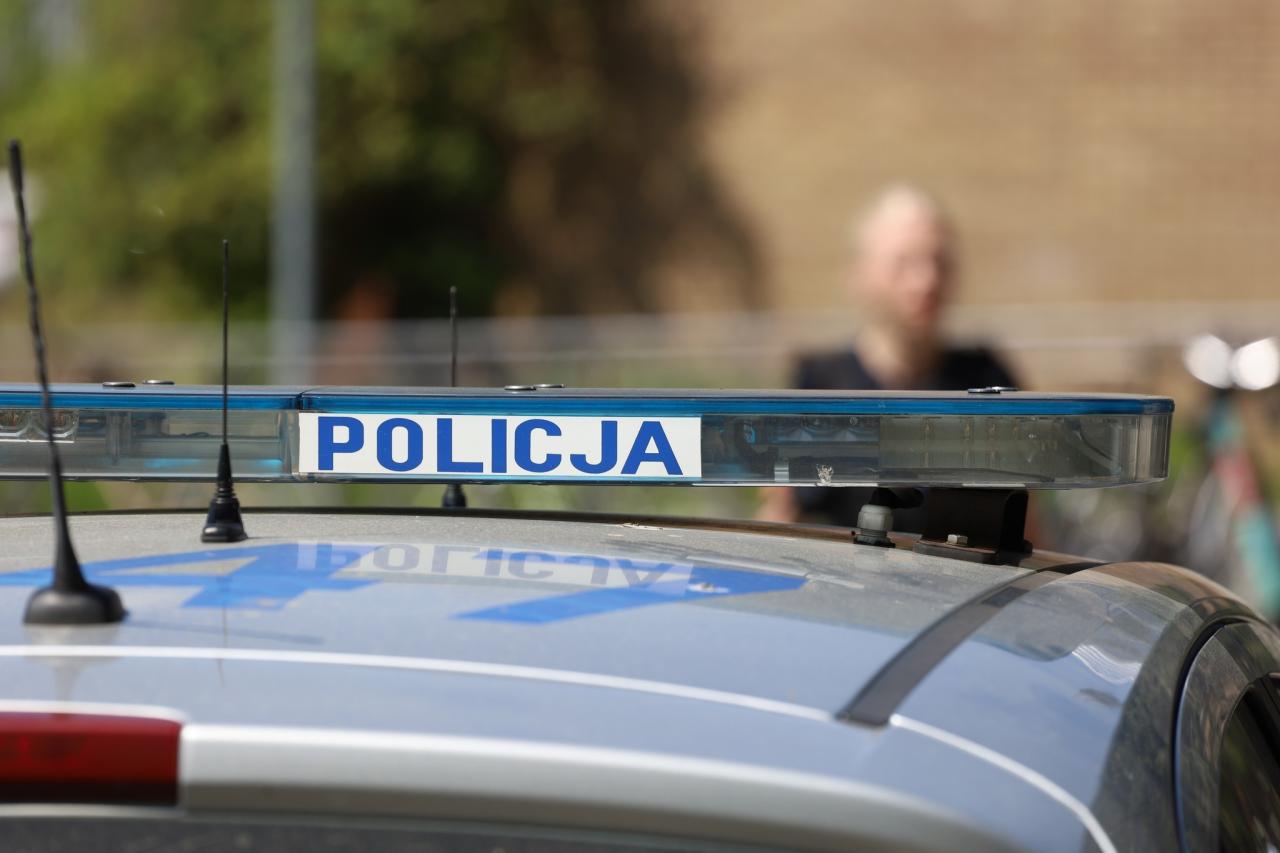 Policjanci negocjowali z mężczyzną, który stał na moście. Był w poważnym kryzysie emocjonalnym