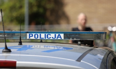 Policjanci negocjowali z mężczyzną, który stał na moście. Był w poważnym kryzysie emocjonalnym
