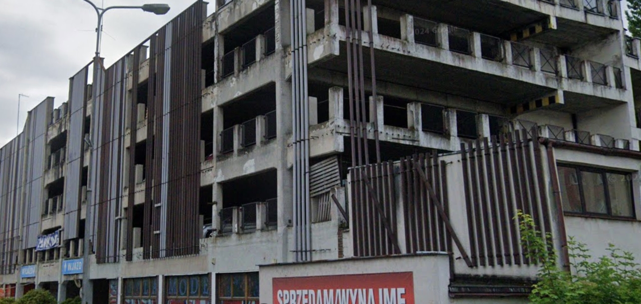 Wielopoziomowy parking w centrum wielkopolskiego miasta wyłączony z użytku po tragicznym wypadku