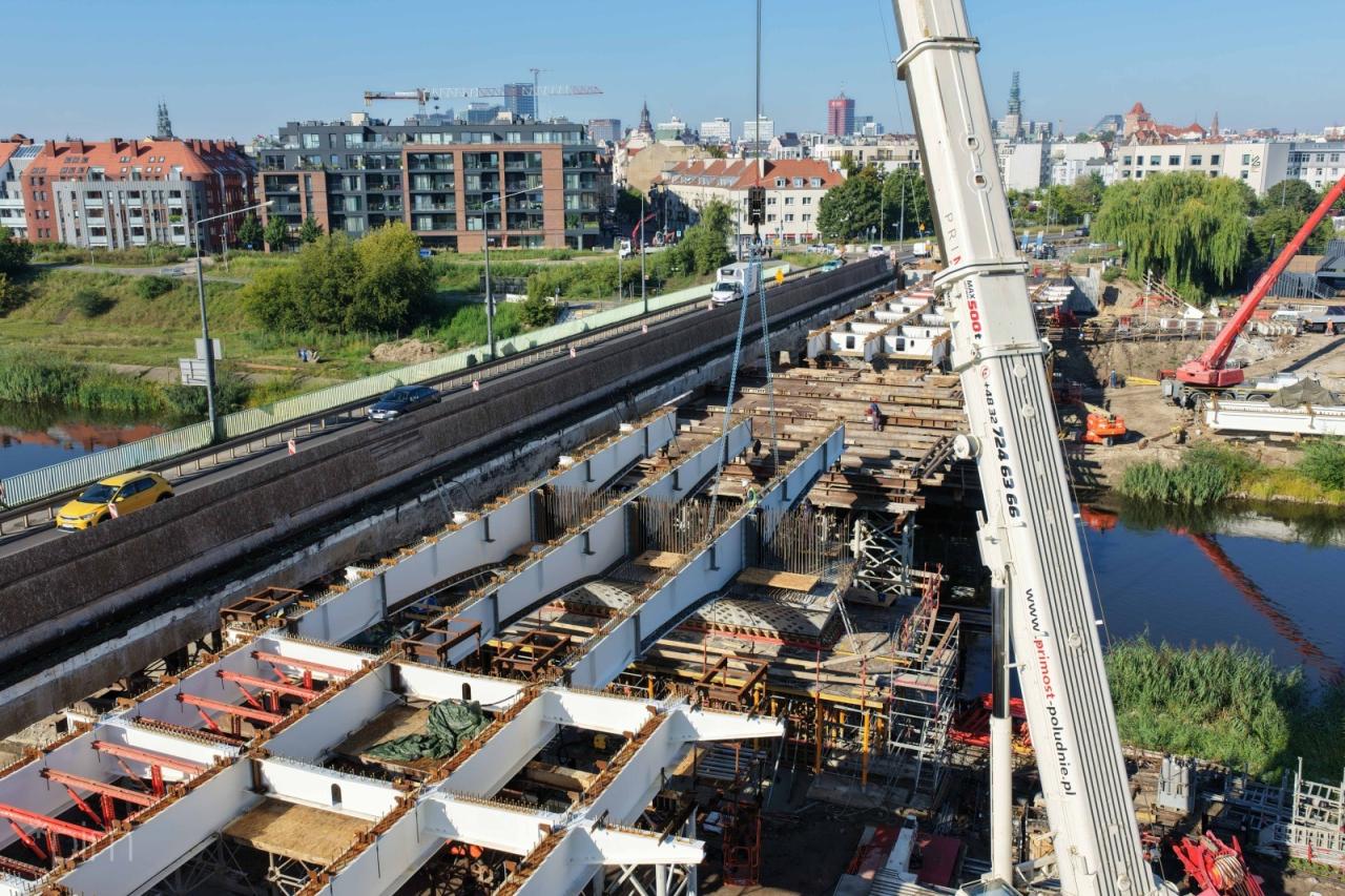 Montują długie belki na nowym moście Chrobrego. Niektóre elementy ważą choćby 30 ton