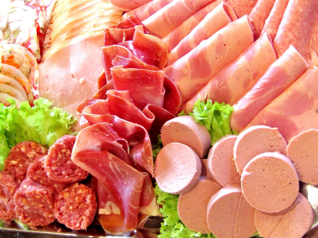Popularna sieć wycofuje i utylizuje produkt mięsny. Zawierał groźną bakterię!