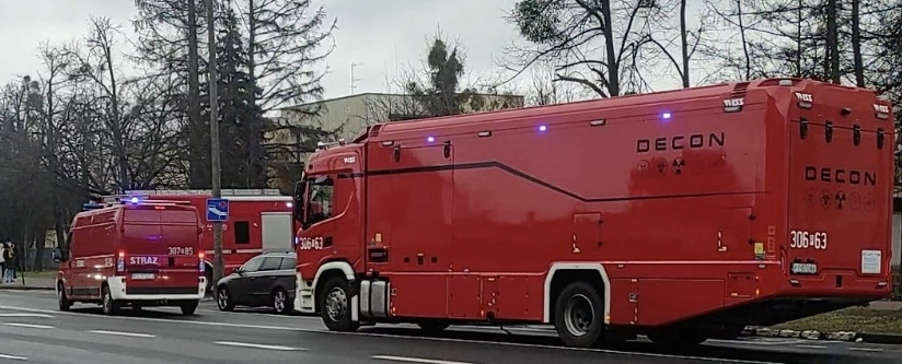 Popołudniowa duża akcja służb przy poznańskiej ulicy. "Straż, policja, pogotowie"