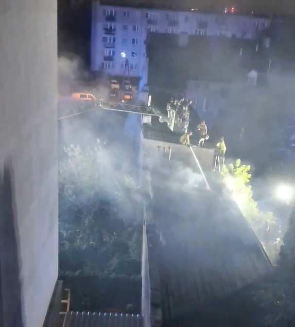 Garaże w ogniu w Poznaniu. Kilka strażackich zastępów w akcji