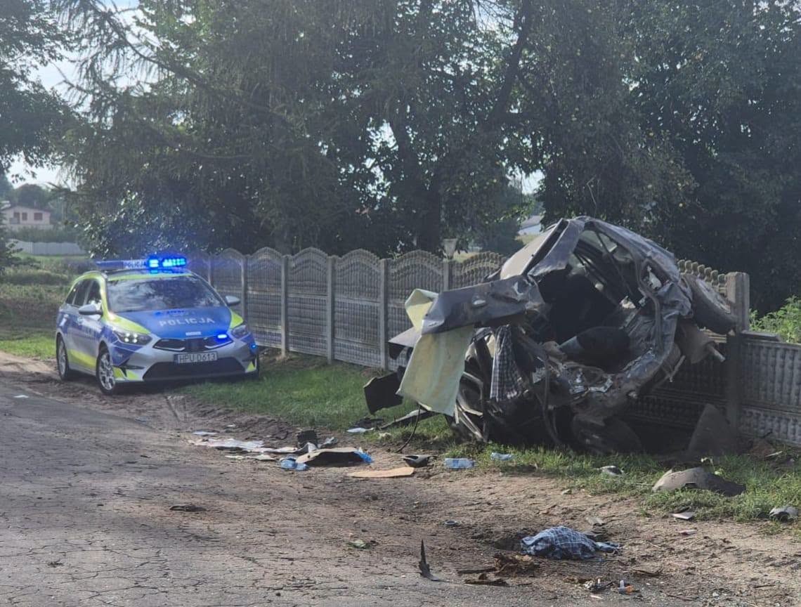 Poważny wypadek w regionie. Auto zmiażdżone po uderzeniu w drzewo, kierowca wypadł przez przednią szybę