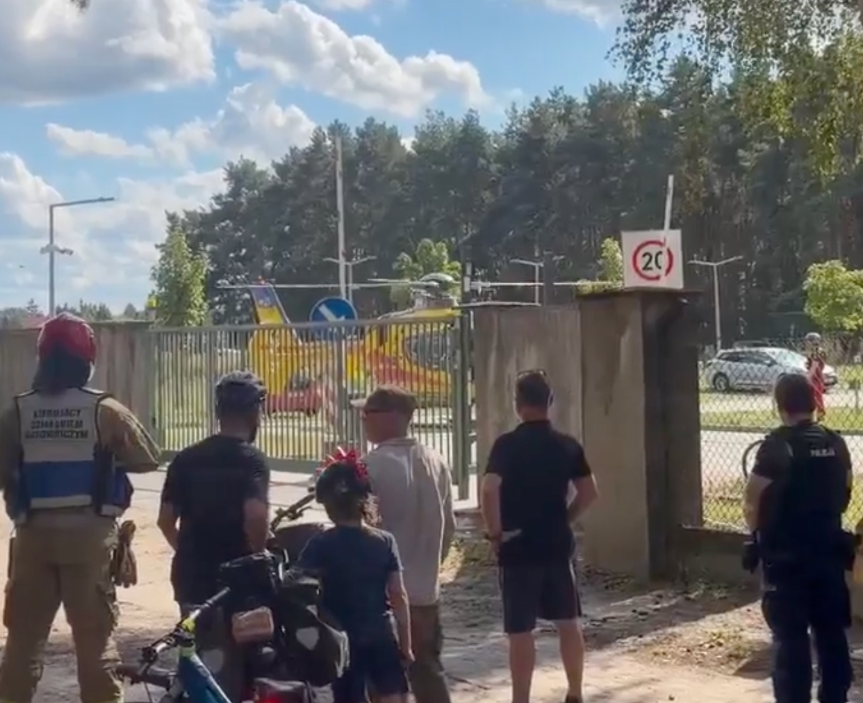 Wszedł na słup wysokiego napięcia i z niego spadł. 41-latek w poważnym stanie w szpitalu