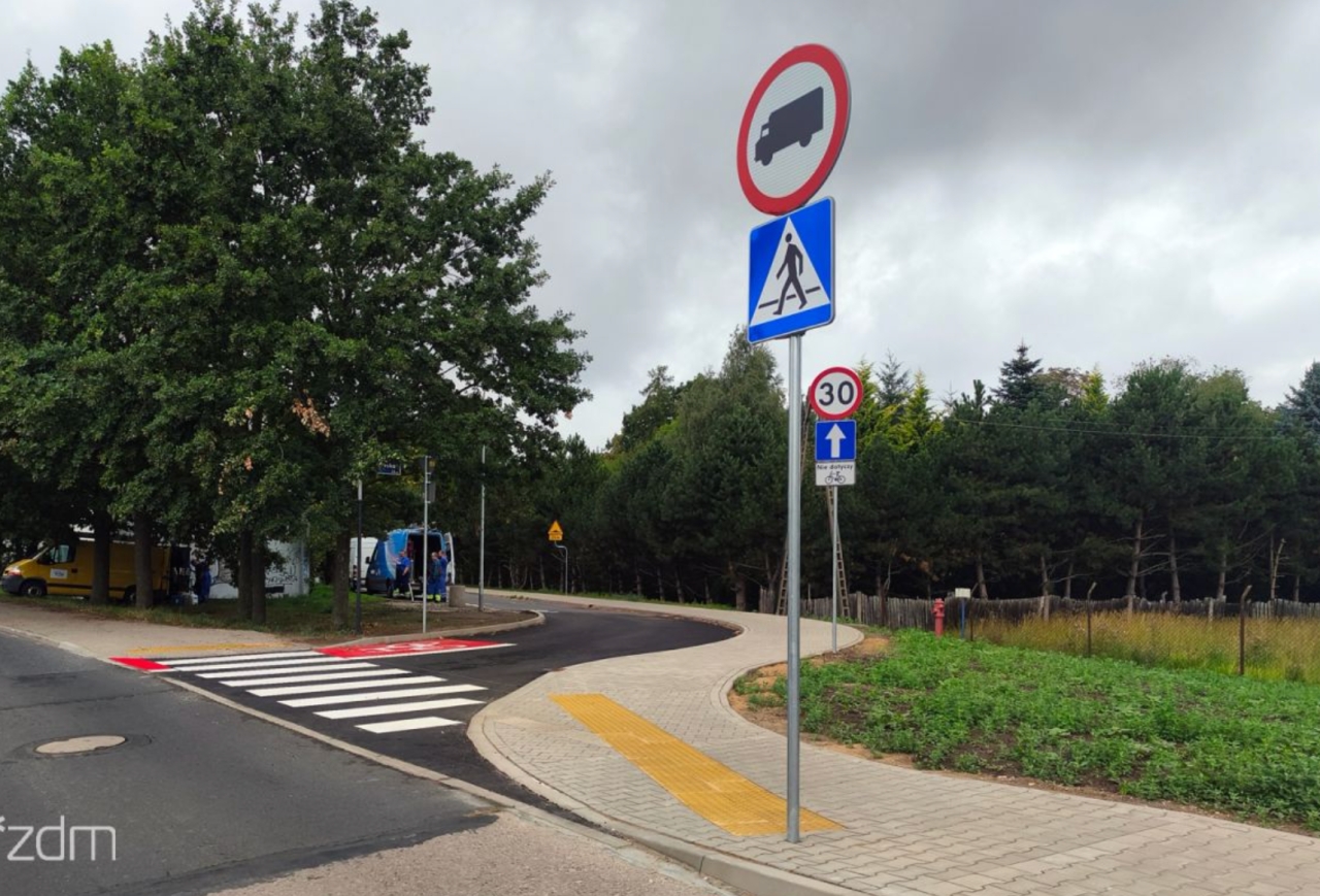 Było klepisko, są nowy chodnik, "zebra" i miejsca parkingowe