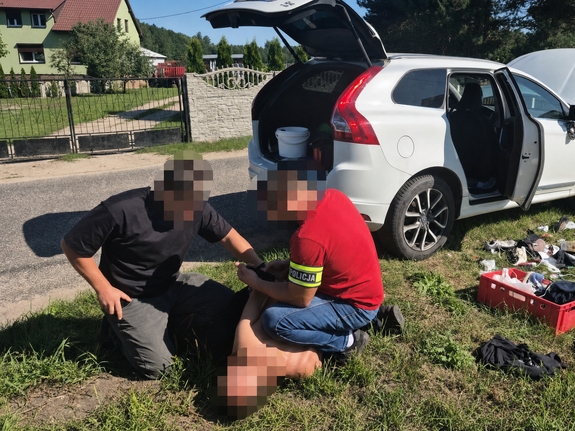 Włamanie do lokalu gastronomicznego w regionie. Sprawca uciekł skradzionym samochodem