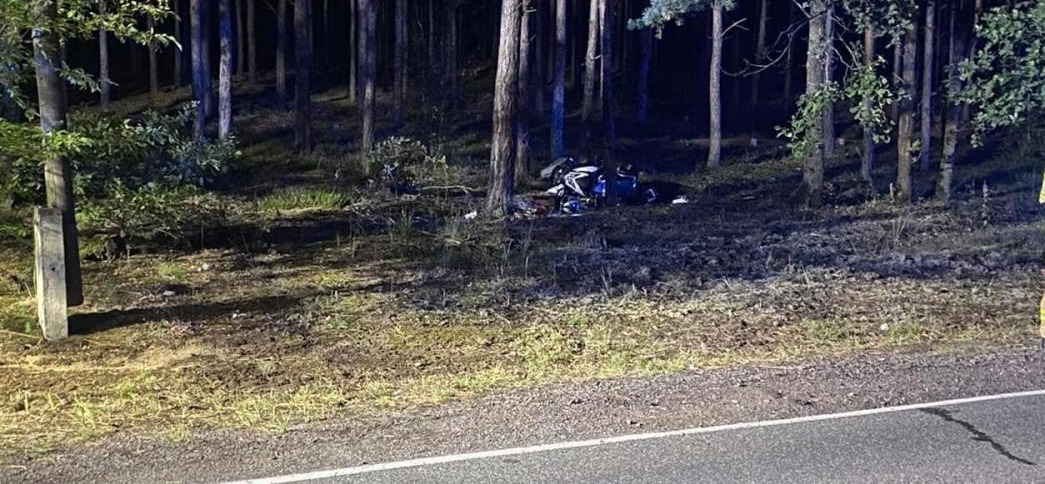 Motocyklem wjechał w drzewo. Poważny wypadek w regionie