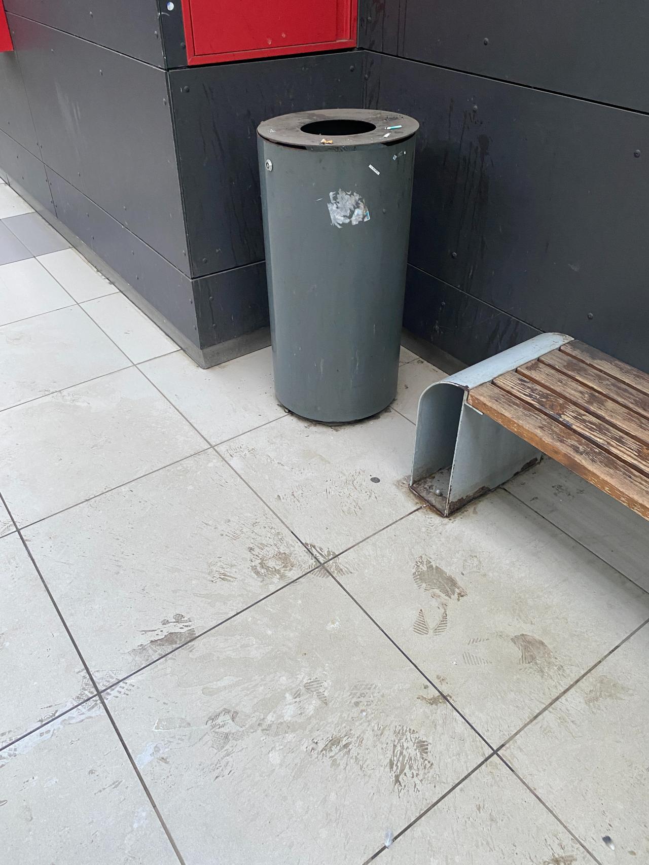 Tramwaje wróciły do tunelu na Franowo, pasażerowie rozczarowani brudem i wiszącymi kablami na peronach. Co na to ZTM i MPK?