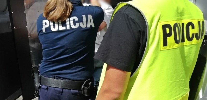 Miała być dobra zabawa na koniec wakacji, skończyło się za kratami. Pijany 17-latek z regionu zaatakował policjanta