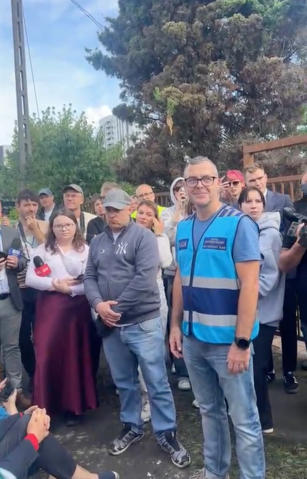 Trwa akcja protestacyjna przed eksmisją na osiedlu Maltańskim. Sporo policji, protestujący zabarykadowali się na posesji