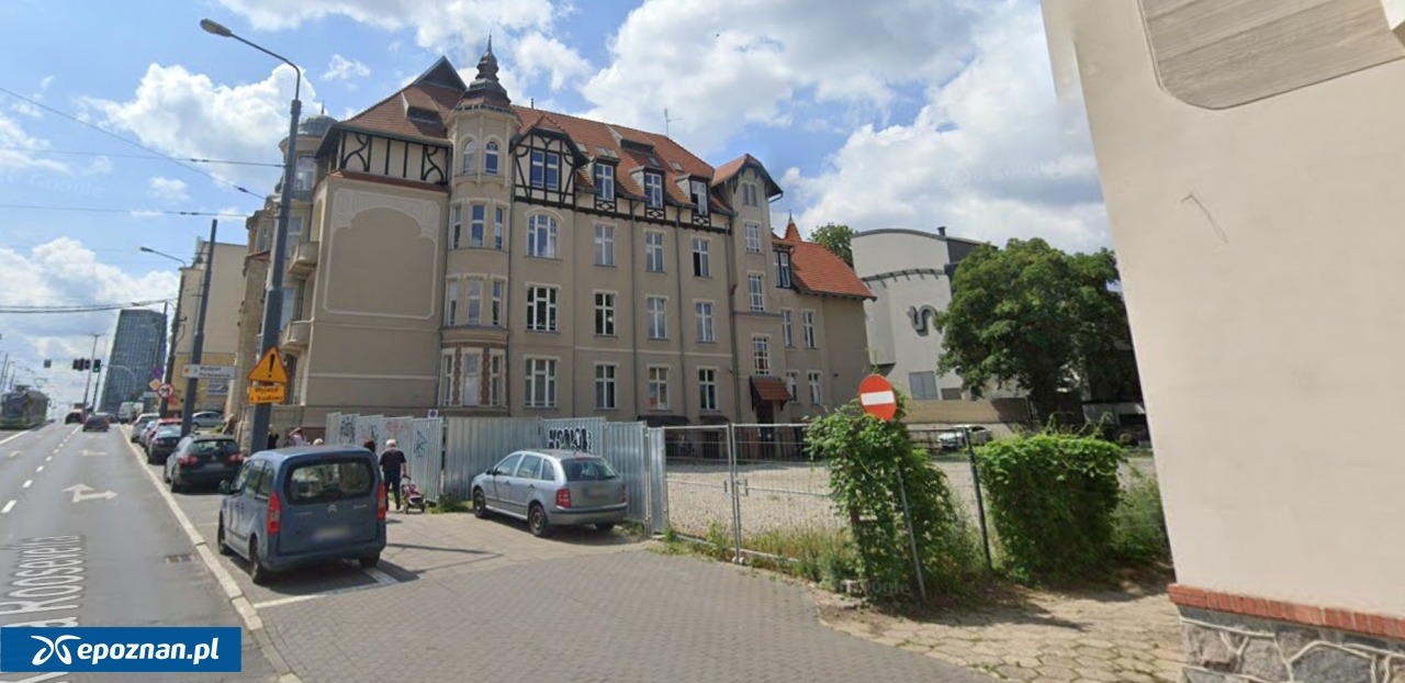 Na pustym placu po kamienicy w centrum Poznania powstał płatny parking. Miejski Konserwator Zabytków się na to nie godzi