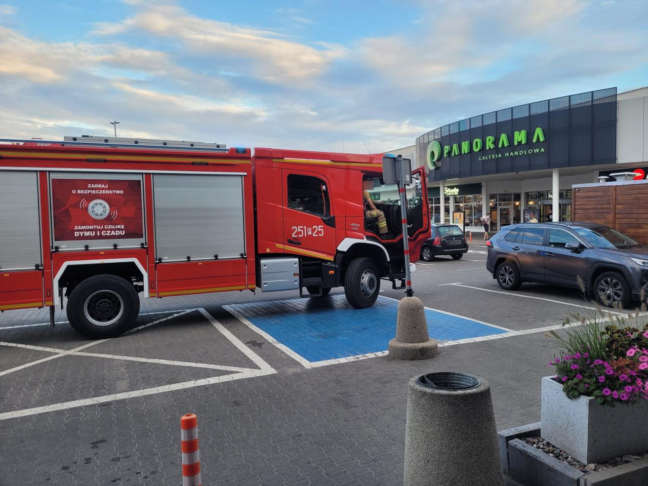 Wozy strażackie przed poznańską galerią