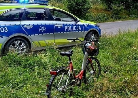 Kompletnie pijany rowerzysta jechał środkiem drogi w regionie. Zatrzymał go rolnik wracający z pola