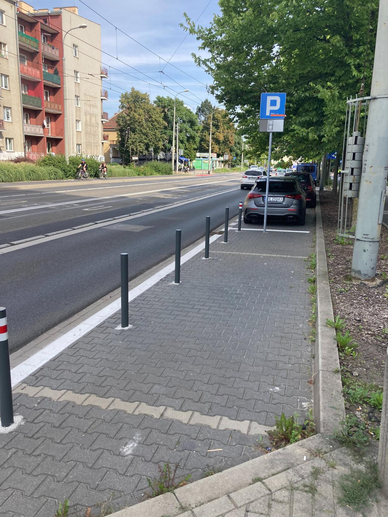 Dąbrowskiego: kolejne szare słupki. ''Zabieranie miejsc parkingowych, których jest i tak mało"
