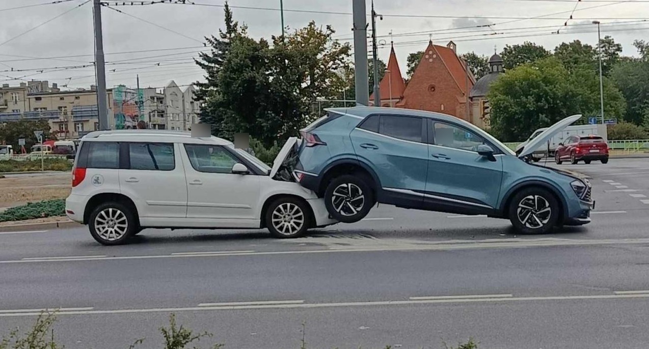 Nietypowa kolizja na rondzie Śródka, utrudnienia!